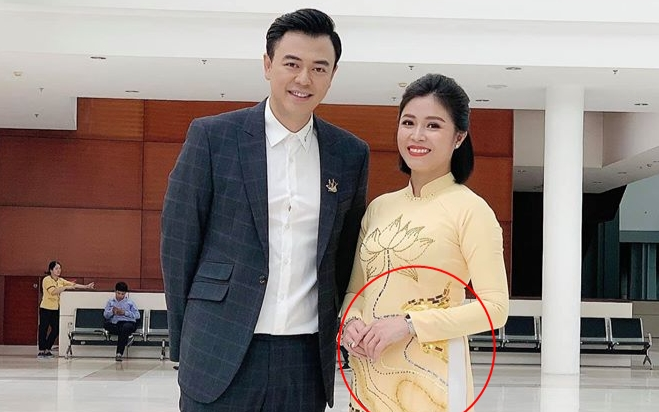 'Che đậy' nhiệt tình nhưng MC Hoàng Linh vẫn để lộ vòng 2 to bất thường Ảnh 2