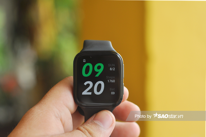 Khi có dấu hiệu pin yếu, máy sẽ tự động chuyển sang chế độ Tiết kiệm năng lượng và hạn chế các thao tác để tiết kiệm pin cho tới lần sạc sau. Nguời dùng cũng có thể trực tiếp đổi sang chế độ này trong phần cài đặt trên đồng hồ.