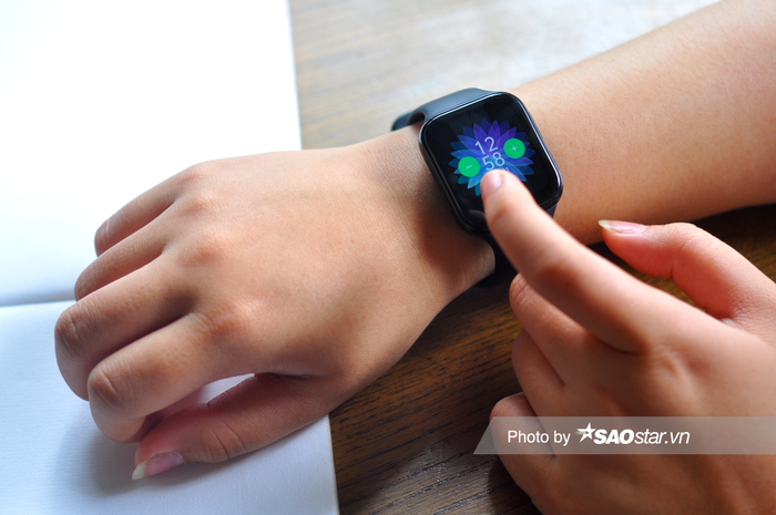 Mức độ sáng của màn hình có 5 mức điều chỉnh với mức cao nhất có thể hiển thị màu sắc và nội dung rõ ràng ngay cả dưới cái nắng trưa