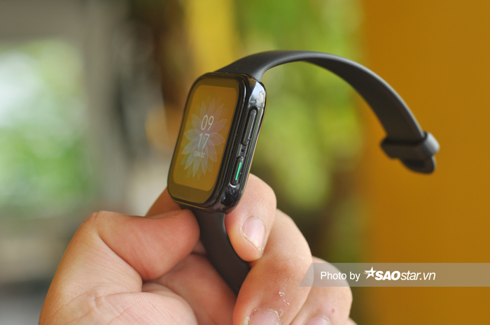 Hai phím vật lý nằm bên cạnh phải (một phím menu, một phím chức năng) và mic thu âm để nguời dùng có thể trả lời cuộc gọi ngay trên đồng hồ