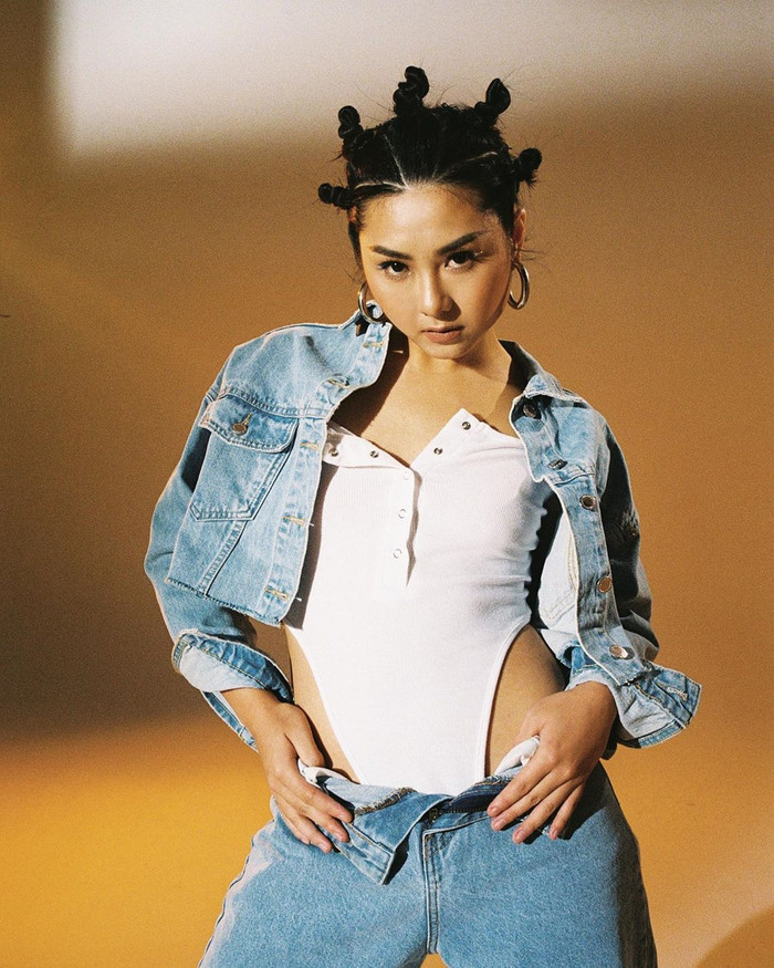 Cuốn hút, gợi cảm vô đối khi nữ rapper diện bodysuit mix cùng set denim 