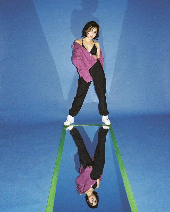 Áo bra-top đen mix kèm quần thụng thể thao khoác hờ hững áo ngoài tím lịm trông Tuimi rất thu hút và có 'chất' riêng 