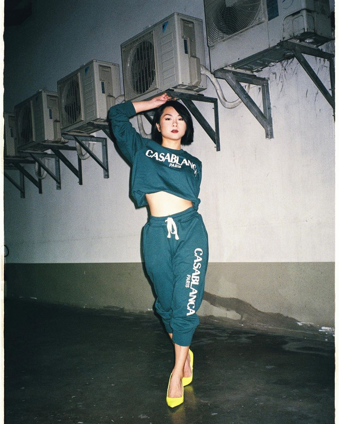 Diện cả set đồ đậm chất thể thao màu xanh ngọc bích thế này mà cô nàng phối cùng đôi cao gót bít mũi màu vàng trông vẫn rất sành điệu 