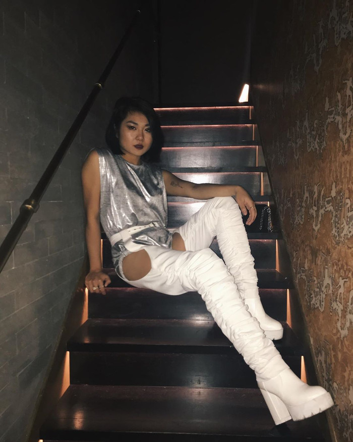 Kiểu quần cut -out phần đùi cá tính mix kèm cùng áo chất liệu metallic phối cùng giày bốt trắng đế cao đã giúp nàng rapper xinh đẹp 'ăn gian' được tí chiều cao làm vẻ ngoài nổi bật hơn hết