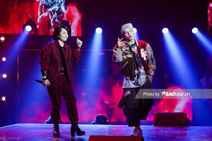 Cô nàng còn có màn hát song ca chung với Datmaniac