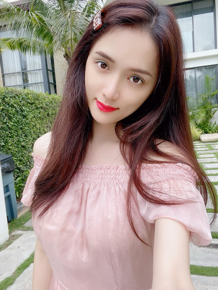 Hoa hậu Hương Giang khoe vẻ mặt xinh tươi khiến fan mê mệt.