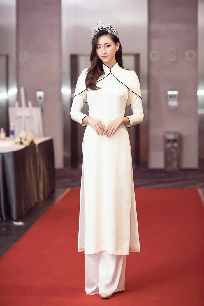 Sở hữu chiều cao 'khủng', đôi chân dài cực phẩm 1m22 luôn giúp nàng hậu nổi bật giữa rừng người.