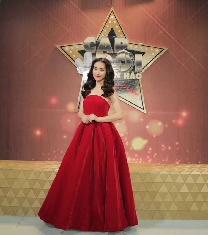 Nhìn lướt qua một lượt tủ váy áo của Hòa Minzy, các thể loại váy công chúa chiếm đa số. Dù vóc dáng 'ốcc tiêu' nhưng nữ ca sĩ chấp nhận diện váy to, đồ sộ.