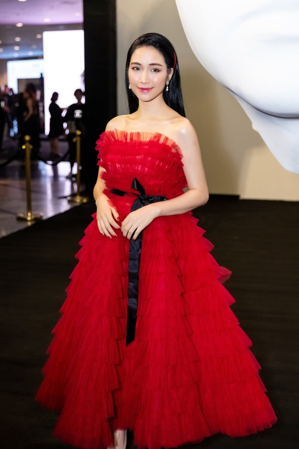 Những thiết kế được Hòa Minzy có kích cỡ và khối lượng luôn tỷ lệ nghịch với cơ thể.