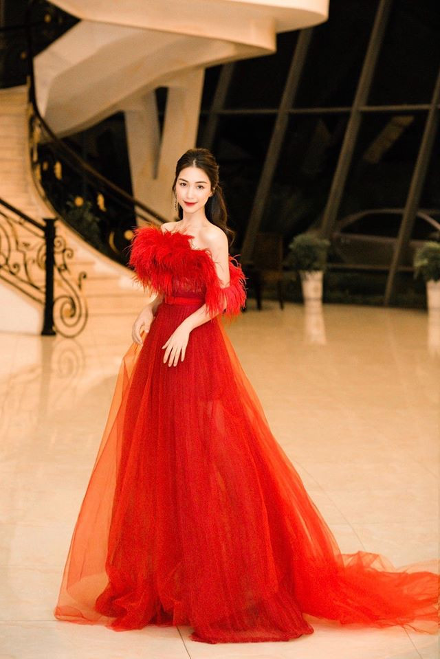 Thể hiện đúng tinh thần 'Hoa dâm bụt', Hòa Minzy ưu ái chiếc đầm đỏ rực rỡ trong sự kiện. Không những ưa chuộng mẫu mã công chúa mà còn phải thật dài.