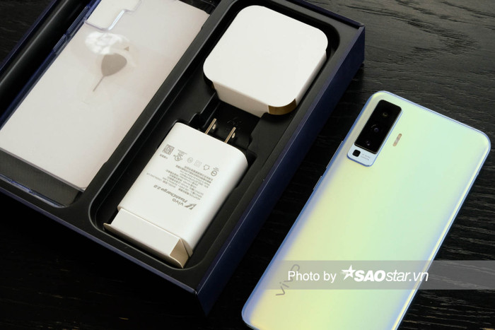 Hộp đựng của vivo X50 có sự khác biệt với đa số thiết bị hiện nay khi có ngoại hình vuông vắn, chắc chắn. Bên trong đầy đủ phụ kiện đi kèm, bao gồm chiếc ốp lưng bằng nhựa dẻo, cây chọc SIM, cáp sạc USB-C, tai nghe kết nối USB-C và củ sạc hỗ trợ công nghệ sạc nhanh Fastcharging 2.0 33W.