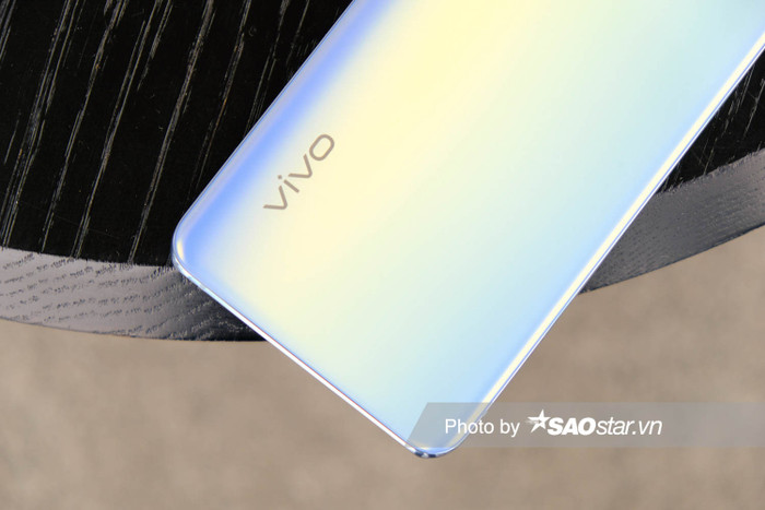 Hiệu ứng chuyển sắc đẹp mắt từ xanh đậm sang vàng cũng tạo điểm nhấn không nhỏ cho thiết bị.