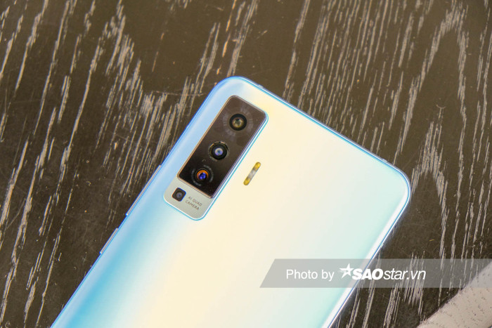 Nổi bật trên mặt lưng vivo X50 phải kể đến là thiết kế bậc thang hai lớp màu ở cụm camera, bao gồm camera chính 48MP, camera góc siêu rộng 8MP, camera chụp chân dung 13MP và camera marco cận cảnh 5MP.