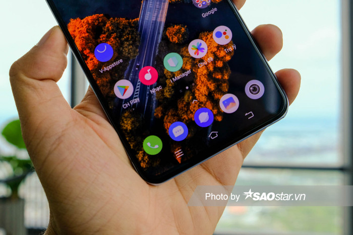 vivo X50 sở hữu thiết kế đối xứng với viền bezel mỏng ở cả 4 cạnh viền.