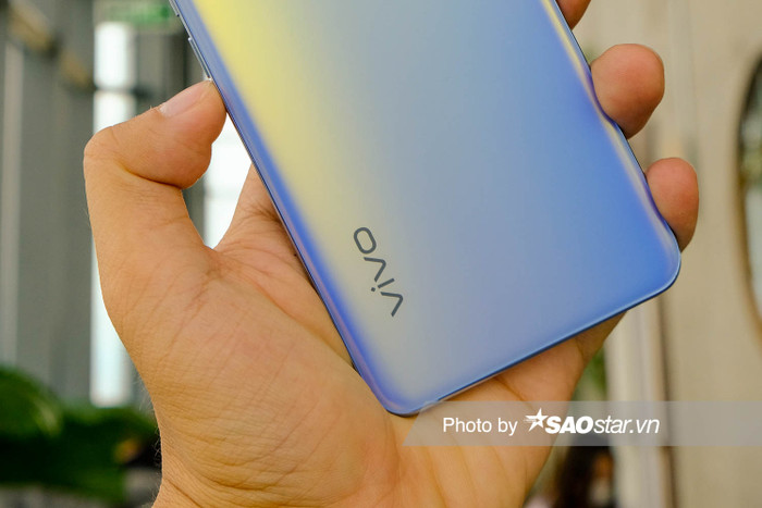 Trải nghiệm thực tế cho thấy, phần kính trên mặt lưng được phủ lên một lớp mờ cho cảm giác như một lớp nhung khi sờ, cầm vào rất thích tay.