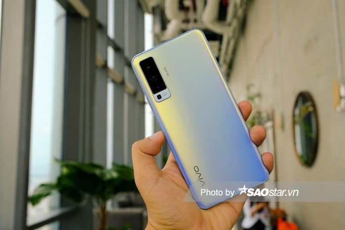 Về nhân vật chính vivo X50, sản phẩm có thiết kế ấn tượng với mặt lưng kính mờ, cong 3D, khung kim loại bắt mắt.