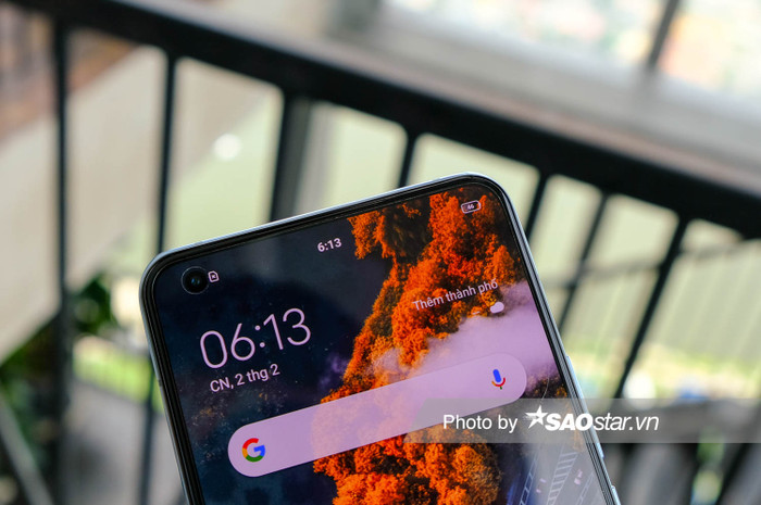 Camera selfie của vivo X50 có độ phân giải 32MP, khẩu độ f/2.5 và tiêu cự 26mm.