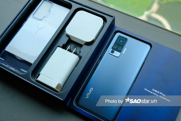 Bên trong đầy đủ phụ kiện đi kèm, bao gồm chiếc ốp lưng bằng nhựa dẻo, cây chọc SIM, cáp sạc USB-C và tai nghe kết nối USB-C.