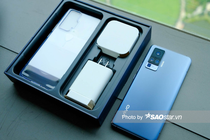 Đi kèm theo máy còn có củ sạc hỗ trợ công nghệ sạc nhanh Fastcharging 2.0 33W.