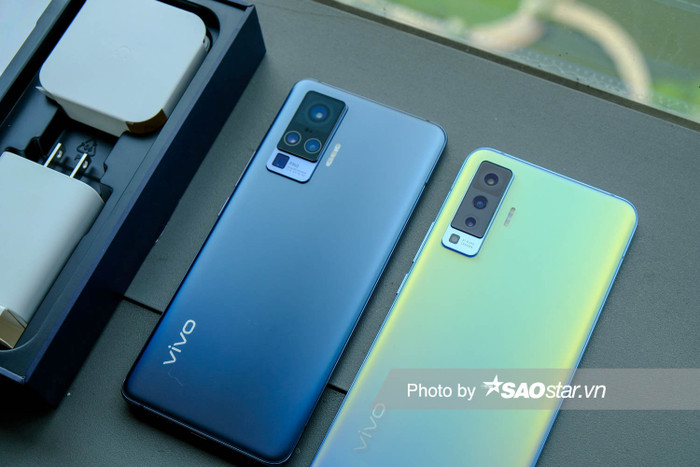 Cả X50 và X50 Pro gây ấn tượng với cụm camera nổi bật, cùng ngoại hình vuông vắn, chắc chắn. Để xem bộ đôi smartphone này có gì thú vị, ngay bây giờ chúng ta hãy cùng đập hộp và trên tay vivo X50 và X50 Pro nhé!