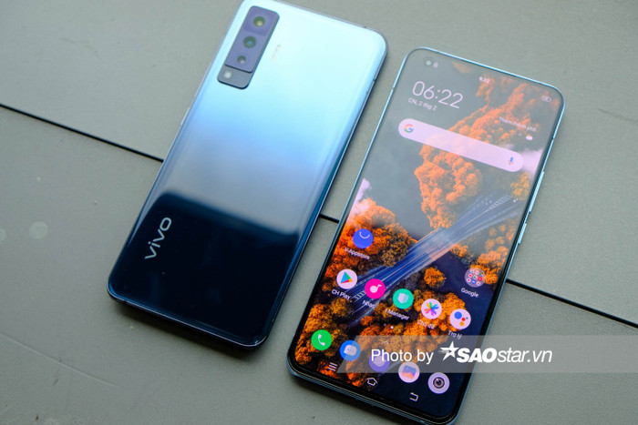 vivo X50 Pro trang bị màn hình cong tràn hai cạnh 3D, camera selfie đục lỗ có độ phân giải 32MP.