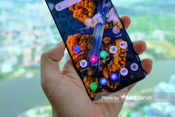 Màn hình này có kích thước 6.56 inch, độ phân giải Full HD+ trên tấm nền AMOLED, hỗ trợ tần số quét 90Hz, và tương thích cả nội dung HDR10 / HDR 10+.