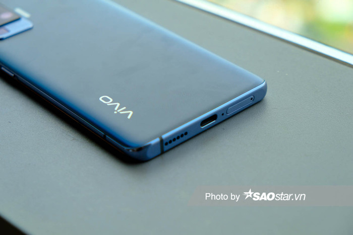 vivo X50 Pro được trang bị lý Snapdragon 765G, hỗ trợ mạng 5G và là smartphone đầu tiên tại Việt Nam dùng vi xử lý này. Máy cũng có 8GB RAM, bộ nhớ trong 256GB, cài sẵn Funtouch OS 10.5, pin 4315mAh và sạc nhanh 33W.