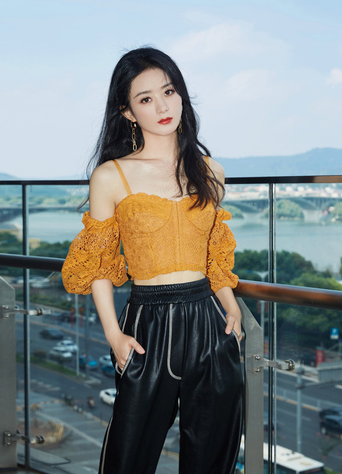 Bà mẹ một con Cbiz ngày càng 'nhuận sắc' sau khi sinh, hình ảnh vừa qua với trang phục cá tính thu hút sự chú ý cư dân mạng