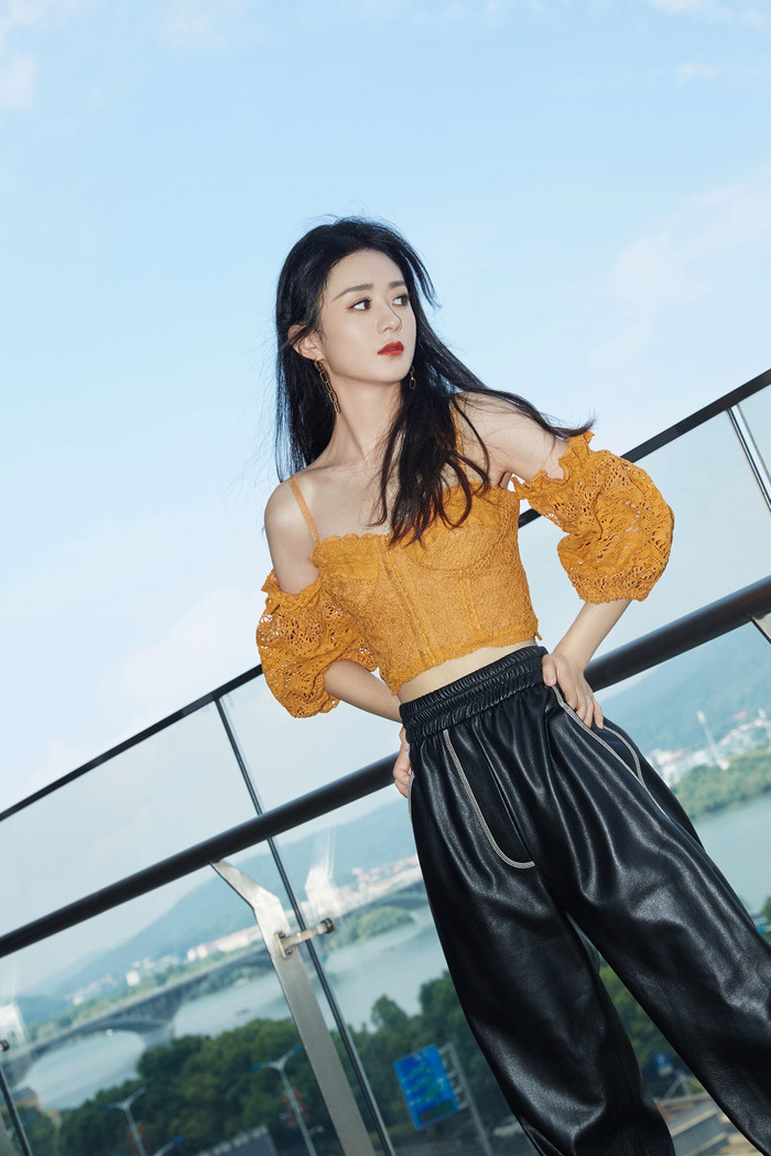 Triệu Lệ Dĩnh chọn cho mình thiết kế áo corset màu cam nghệ với phần tay tách rời lạ mắt