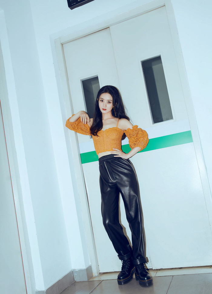 Mỹ nhân Cbiz mix áo cùng quần da thể thao và giày combat hầm hố