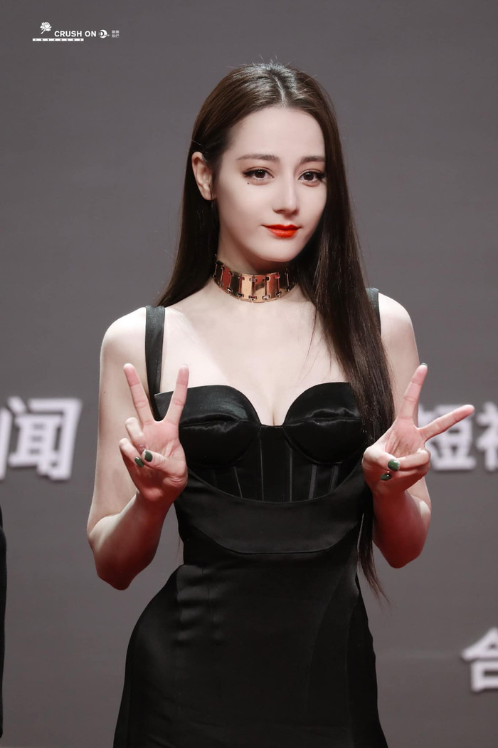 Địch Lệ Nhiệt Ba diện váy dài xẻ cao tại sự kiện chiêu thương cùa TENCENT lên thẳng vị trí số 1 Hot search: Ngự tỷ là đây chứ đâu Ảnh 7