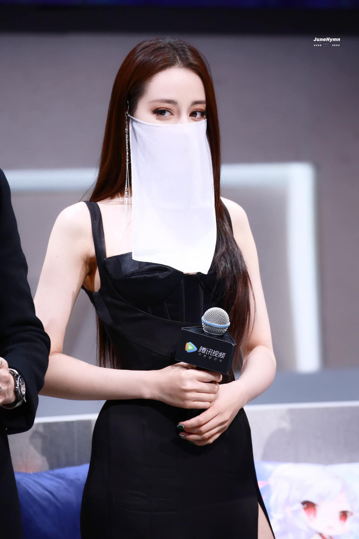 Địch Lệ Nhiệt Ba diện váy dài xẻ cao tại sự kiện chiêu thương cùa TENCENT lên thẳng vị trí số 1 Hot search: Ngự tỷ là đây chứ đâu Ảnh 2