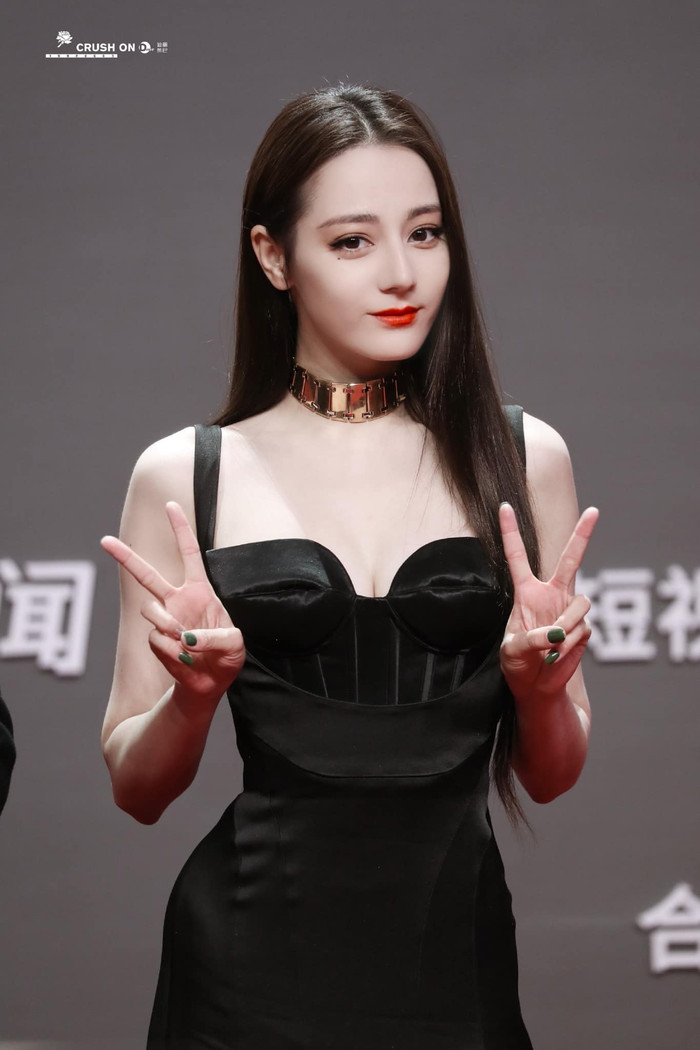 Địch Lệ Nhiệt Ba diện váy dài xẻ cao tại sự kiện chiêu thương cùa TENCENT lên thẳng vị trí số 1 Hot search: Ngự tỷ là đây chứ đâu Ảnh 6