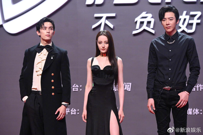 Địch Lệ Nhiệt Ba diện váy dài xẻ cao tại sự kiện chiêu thương cùa TENCENT lên thẳng vị trí số 1 Hot search: Ngự tỷ là đây chứ đâu Ảnh 15