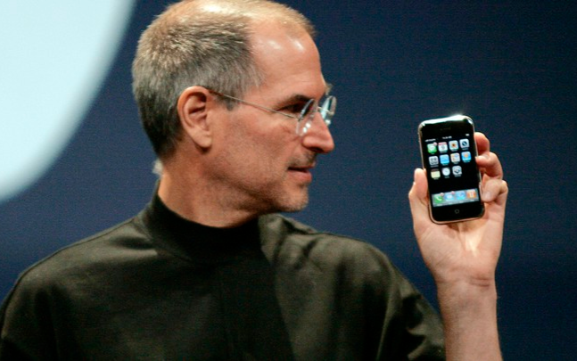 Điều kì lạ Steve Jobs làm khi giới thiệu iPhone đầu tiên khiến ai cũng bật cười Ảnh 2