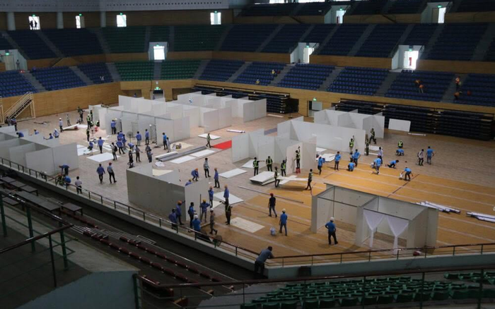 Đà Nẵng gấp rút lắp đặt bệnh viện dã chiến chống COVID-19 tại cung thể thao, quy mô 300 giường bệnh Ảnh 2