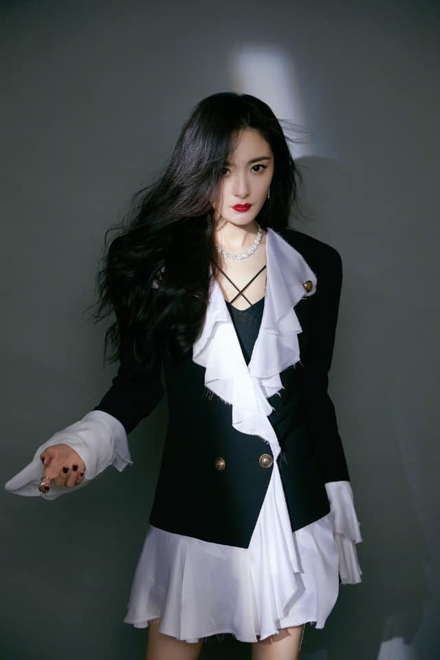 Dương Mịch lạnh lùng trong buổi họp báo chiêu thương của Tencent ngày 2/8: Ra dáng luật sư tinh anh Ảnh 4