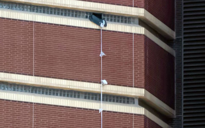 Nghi phạm giết người tẩu thoát khỏi phòng giam bằng dây vải thắt nút Ảnh 2