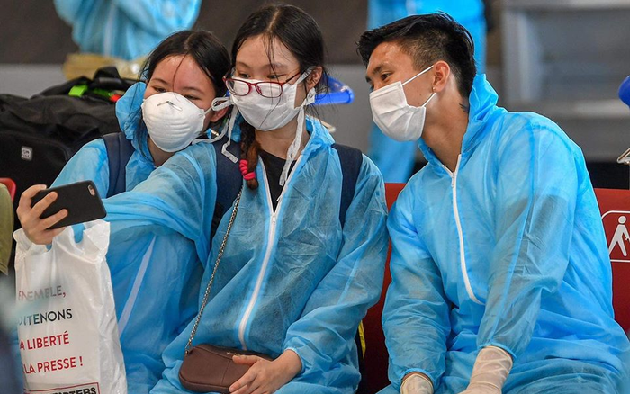 Đoàn Văn Hậu thân thiện chụp hình cùng người hâm mộ sau khi về nước Ảnh 2