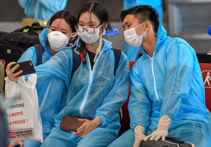 Đoàn Văn Hậu thân thiện chụp hình cùng người hâm mộ.