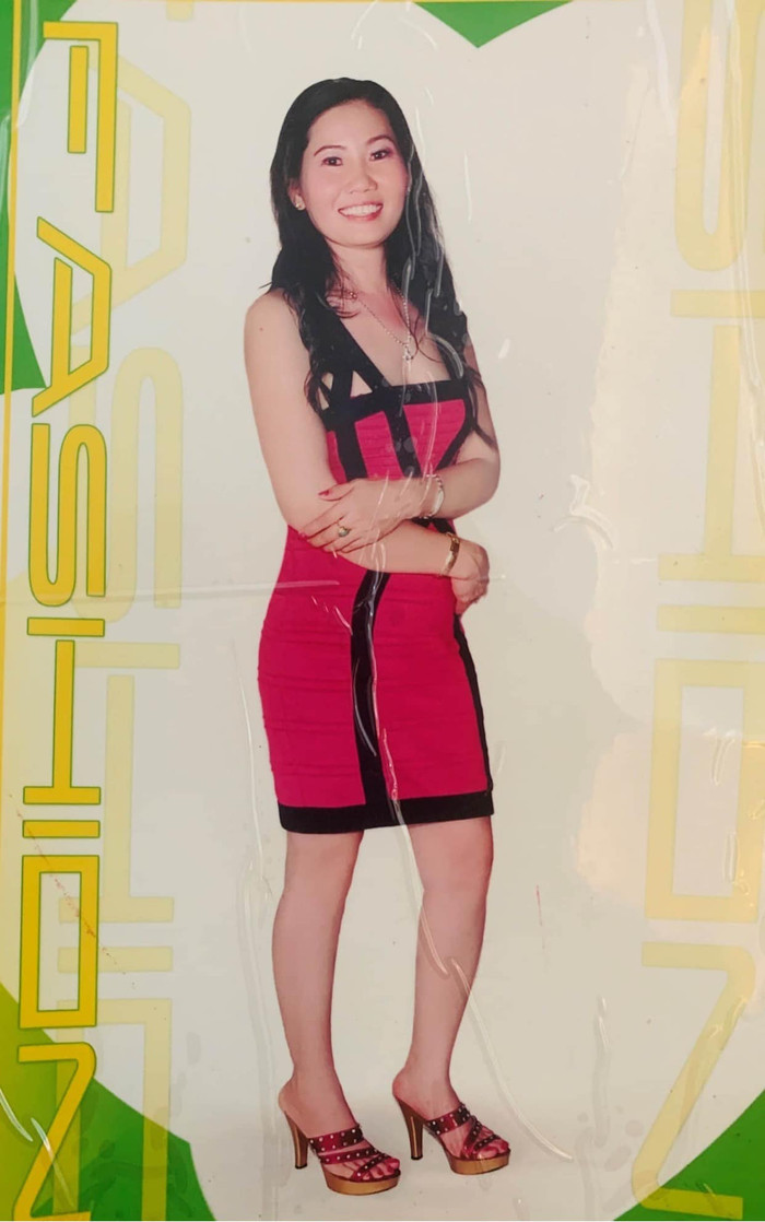 Mẹ của Thúy Ngân sành điệu với món quà của con gái.