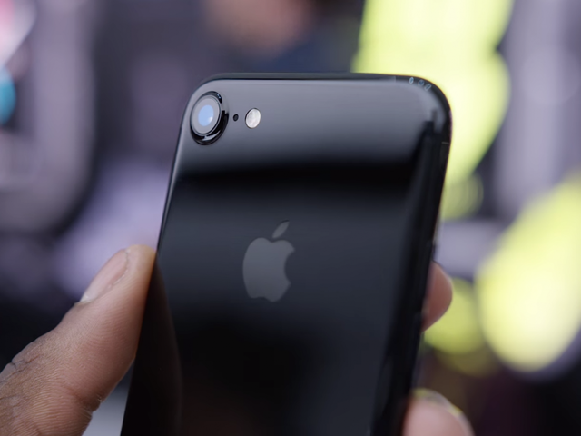 iPhone 7 Jet Black với mặt lưng đen bóng. Thời điểm ra mắt, điện thoại này vấp phải nhiều tranh cãi do mặt lưng khá dễ bị xước. Ảnh: Business Insider