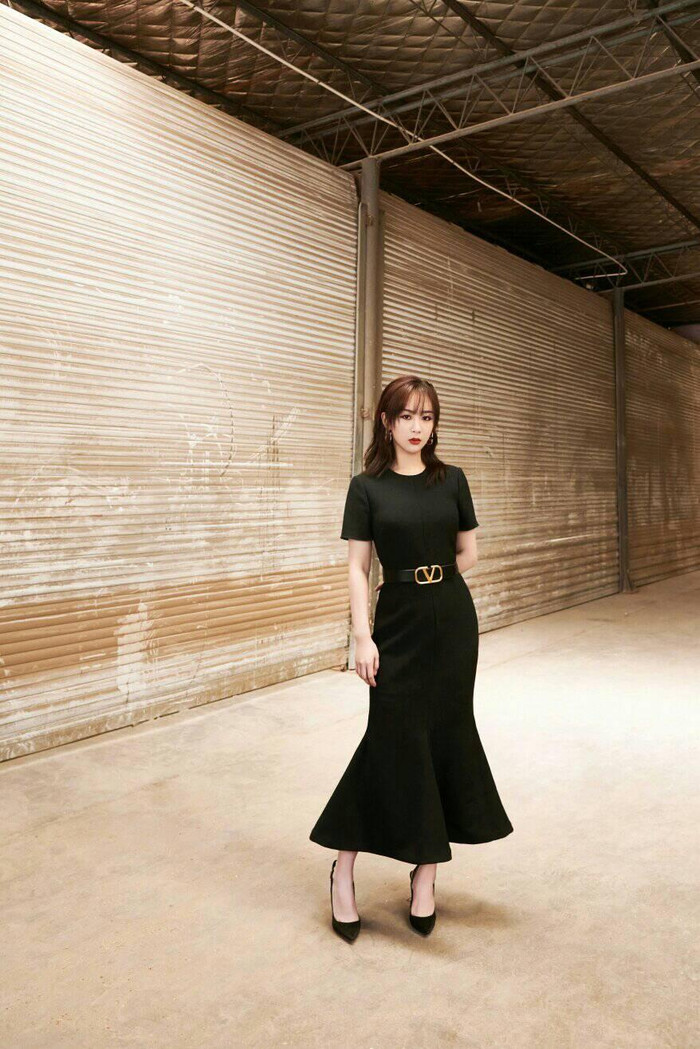 Dương Tử diện trang phục hàng hiệu trong buổi chiêu thương của Tencent vẫn bị chê kém sang, là do stylist hay khí chất chỉ có vậy? Ảnh 1