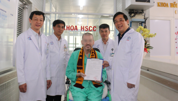 Nam phi công người Anh rạng rỡ trong ngày xuất viện