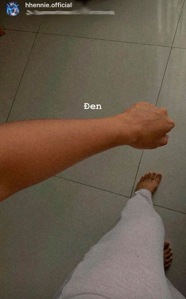 Và còn khoe thêm 'thành quả' làn da nâu đen khỏe khoắn đều màu 