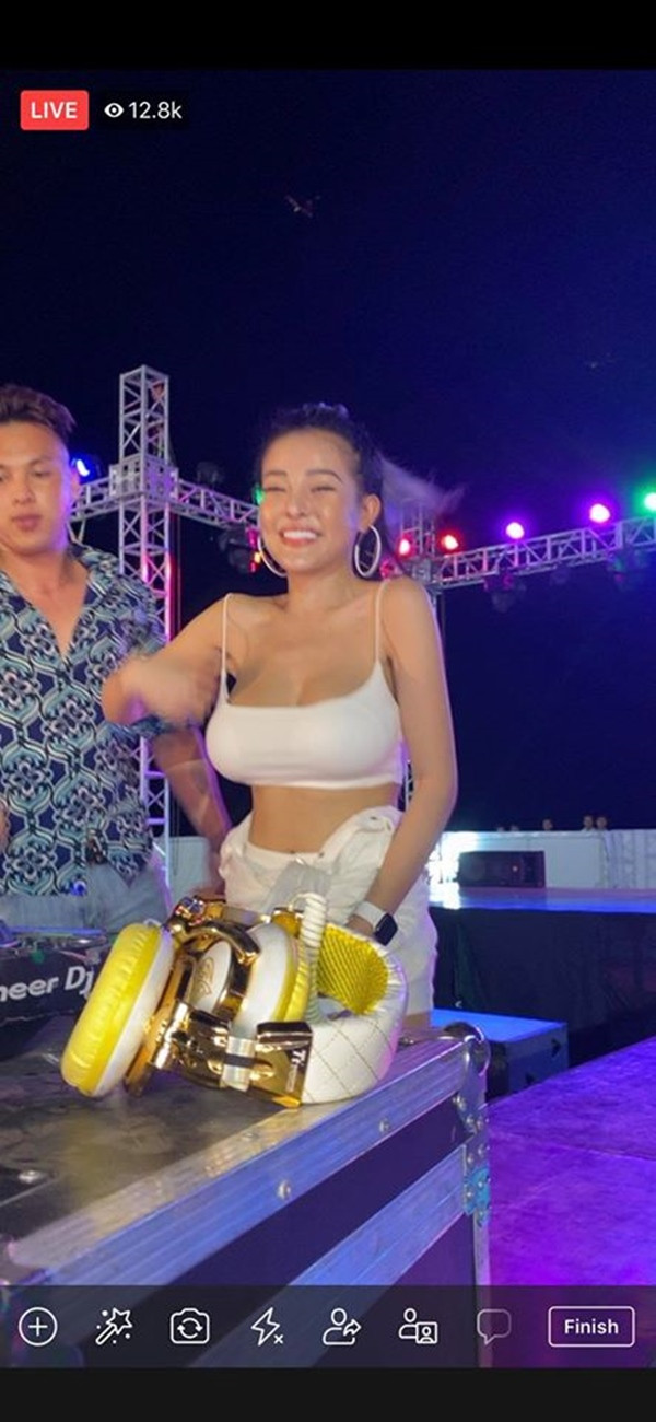 Nổi lên với những phát ngôn gây sốc và phong cách thời trang 'không thể mát hơn' khiến Ngân 98 không tránh khỏi thị phi bủa vây. Mới đây, khi đi diễn với vai trò DJ, hot girl thị suýt lộ vòng 1 vì quai áo dây bị tuột. Một phần cũng vì quai áo khá mảnh, vòng 1 của cô nàng lại có kích thước lớn nên khó mà giữ cố định được như mong muốn.