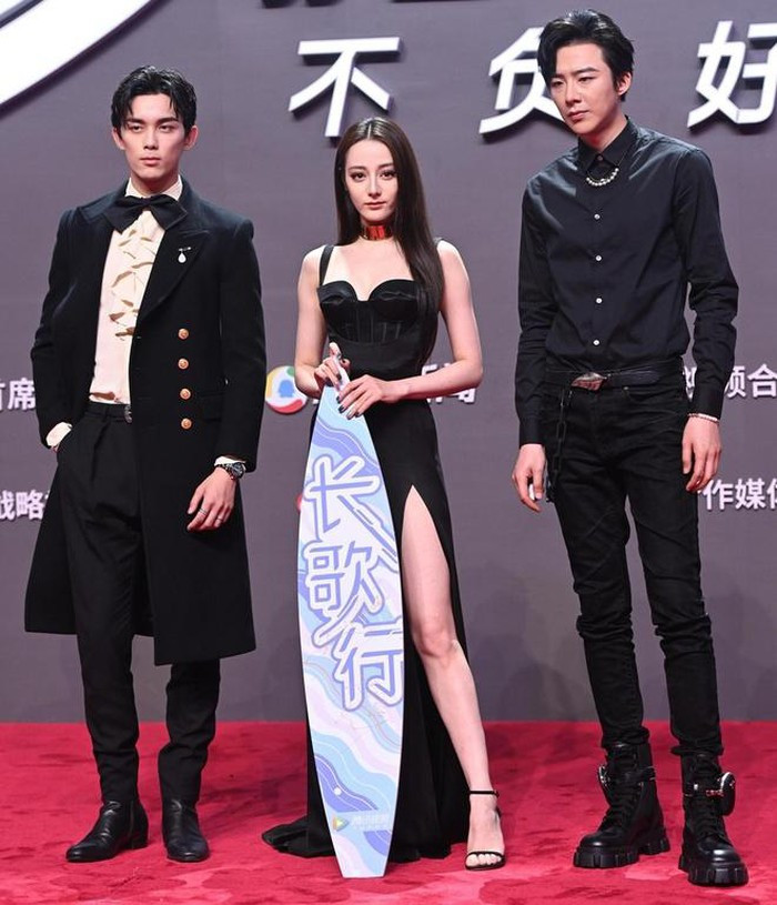 Người đẹp kết hợp trang phục với đôi cao gót quai mảnh của Stuart Weitzman 