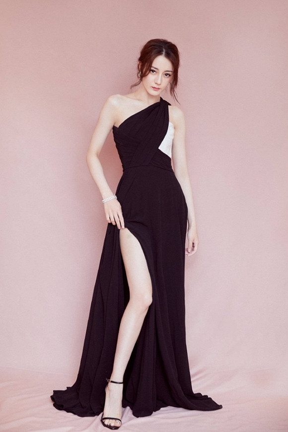 Địch Lệ Nhiệt Ba với trang phục cũng váy đen lệch vai, xẻ chân vào sự kiện của Tencent hồi năm ngoái