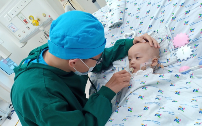 Khoảnh khắc đáng yêu của cặp song sinh Trúc Nhi - Diệu Nhi: Tự cầm bình sữa uống, cười toe toét khi bố mẹ vào thăm Ảnh 2