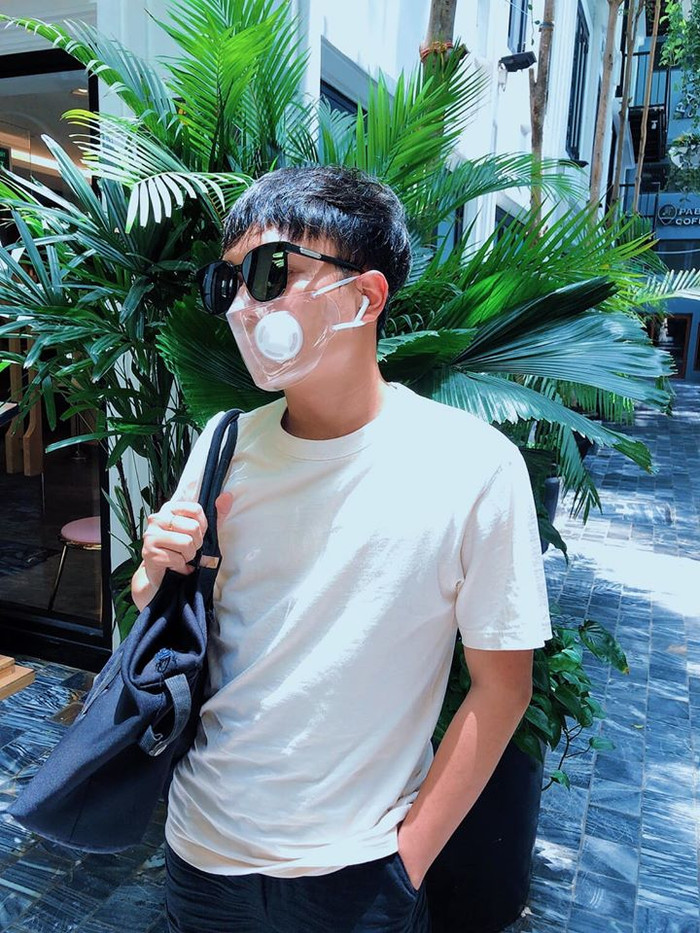 Khẩu trang nhựa trong suốt, che kín nhưng vẫn để lộ mặt, đồng thời vô cùng thoải mái với hệ thống van thở bên hông đang được rất nhiều người tìm mua. 